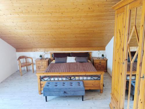 um quarto com uma cama e um tecto de madeira em Ruridylle 2 em Simmerath