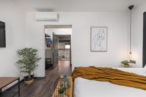 Un dormitorio con una cama y un comedor. en Villa stric Toni, en Pakoštane