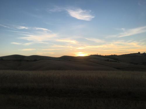 a sunset over a field of rolling hills at Villa Niccoli in Castelfiorentino