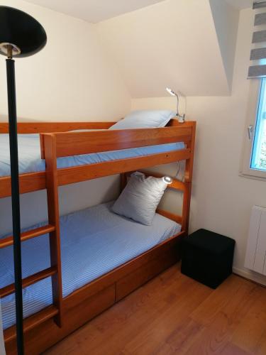 Ce lit se trouve dans un dortoir doté de 2 lits superposés et d'une lampe. dans l'établissement #Bel appartement cosy Clos Mathilde !, à Cabourg