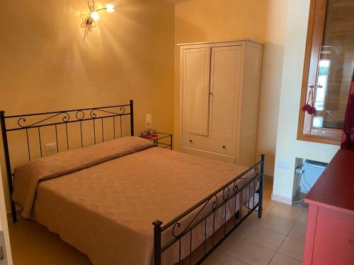 Llit o llits en una habitació de Villa A Schiera Porto Pozzo