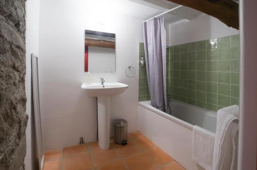 Un baño con lavabo, ducha y bañera. en Location Mas avec Piscine Haut Vallespir, en Le Tech