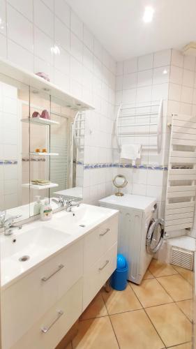 une salle de bain avec deux lavabos et une machine à laver dans l'établissement Appartement 3 pièces ultra centre nice-ville, à Nice