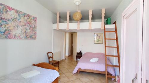 une chambre avec un lit superposé et une échelle dans l'établissement Appartement 3 pièces ultra centre nice-ville, à Nice