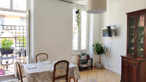 une salle à manger avec une table et des chaises dans l'établissement Appartement 3 pièces ultra centre nice-ville, à Nice