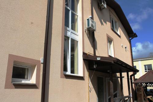 een gebouw met ramen en een luifel erop bij Вилла ALEX in Vinnytsya