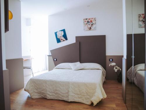 سرير أو أسرّة في غرفة في Avezzano 3e60