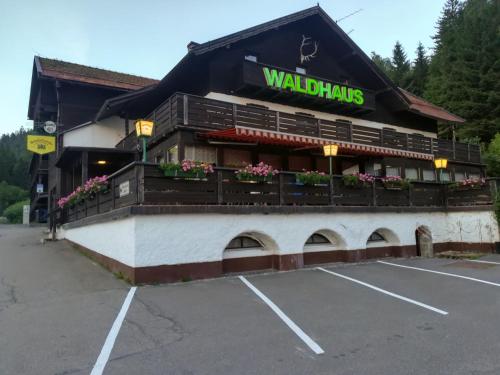 um edifício com um cartaz que lê wallhaws em Hotel Waldhaus em Bodenmais