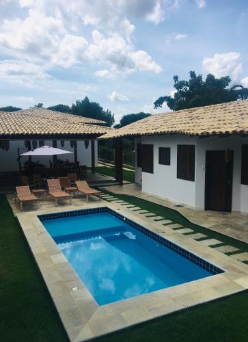 a swimming pool in the yard of a house at KUKA ZEN in Pirenópolis