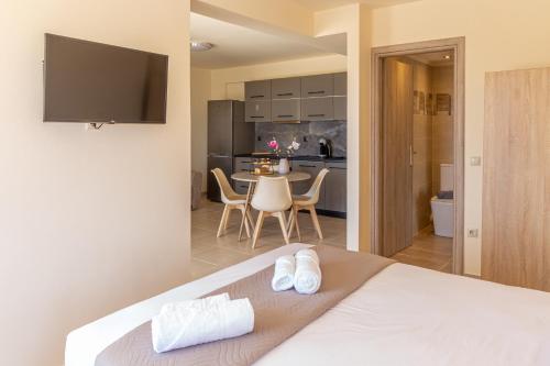 Кровать или кровати в номере Cretan fleur apartments