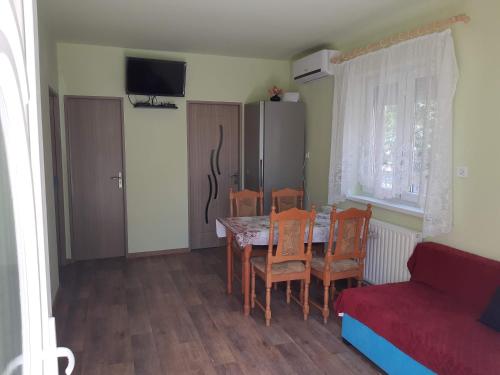 TV a/nebo společenská místnost v ubytování Rózsa Apartment
