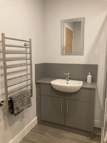 een badkamer met een wastafel en een spiegel bij North Coast Escapes in Thrumster