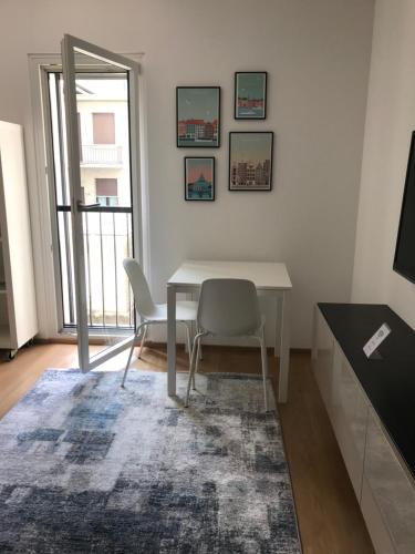 ein Esszimmer mit einem Tisch und 2 Stühlen in der Unterkunft Connie's home free parking in Lugano