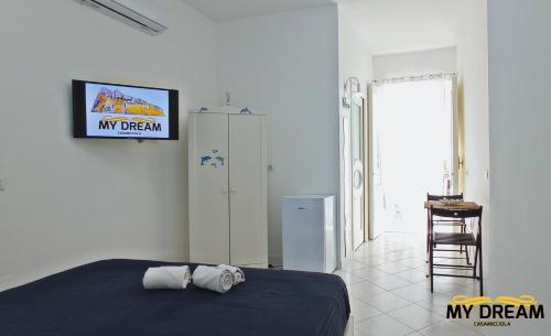 una camera con letto e TV a parete di My Dream a Ischia