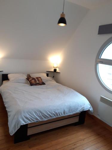 a bedroom with a white bed with a window at 192 rue de l’Impératrice in Berck-sur-Mer