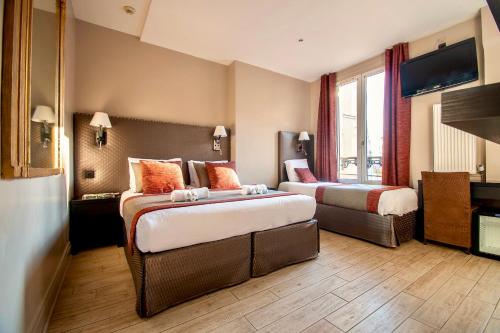 Un pat sau paturi într-o cameră la Hotel Migny Opéra Montmartre