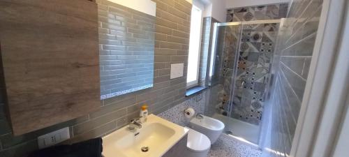 łazienka z umywalką i toaletą w obiekcie Casetta Furiana w mieście Procida