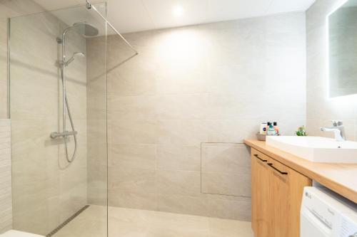 Ένα μπάνιο στο Delta Luxury Apartment with terrace
