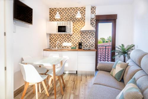 a living room with a couch and a table at Apartamentos Rurales Cielo de Monfragüe in Malpartida de Plasencia