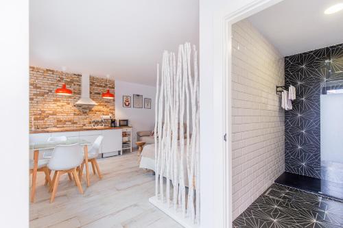 a kitchen and dining room with a brick wall at Apartamentos Rurales Cielo de Monfragüe in Malpartida de Plasencia