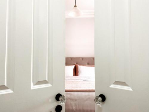 Koupelna v ubytování Saint Brides - Superior Boutique Accomodation - STEPS TO PAKINGTON STREET