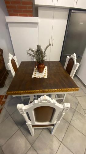 a dining room table with a potted plant on it at Coração da Vila in Alcochete