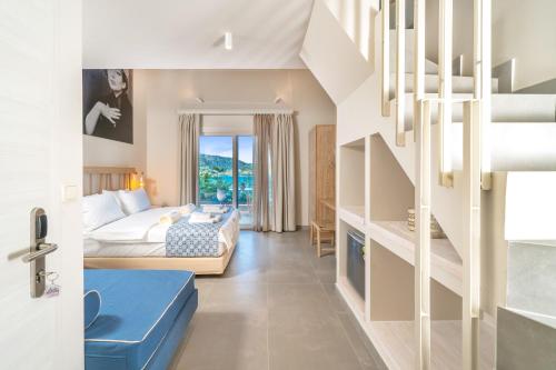 スカラ・ポタミアスにあるLithorama Boutique Suitesのリビングルーム(ベッド1台、階段付)