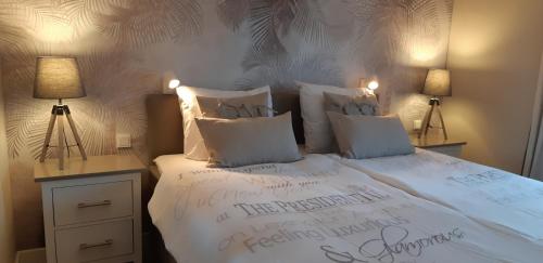 Un dormitorio con una cama con escritura. en Appartement Marigold en Zandvoort