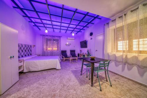 1 dormitorio con 1 cama, mesa y sillas en BELLAMAR en Barbate