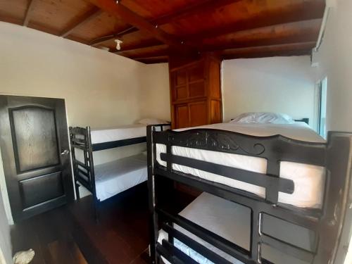 Ein Etagenbett oder Etagenbetten in einem Zimmer der Unterkunft Cabaña frente al mar en moñitos córdoba