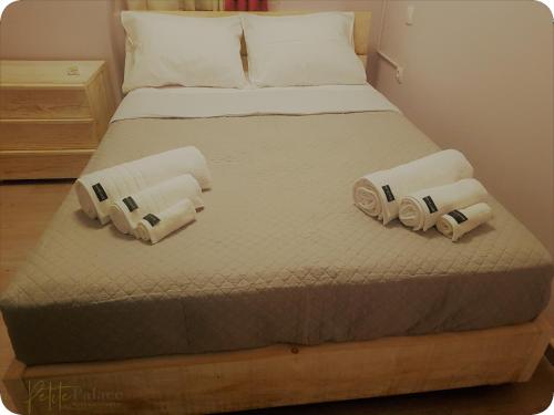 un letto con due rotoli di asciugamani di Petite Palace Rotonda a Salonicco