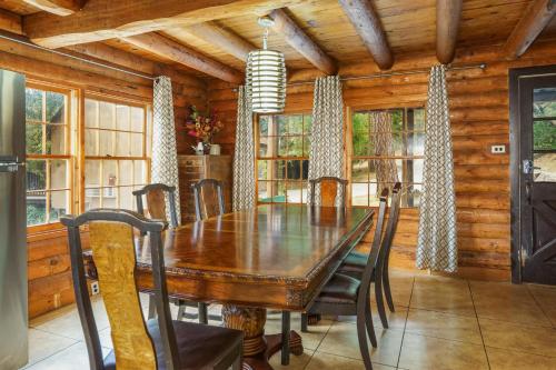 a dining room with a wooden table and chairs at Mountain Trail Lodge and Vacation Rentals in Oakhurst