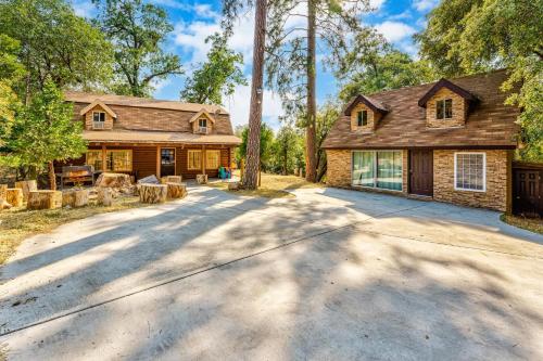 an empty road in front of a house at Mountain Trail Lodge and Vacation Rentals in Oakhurst