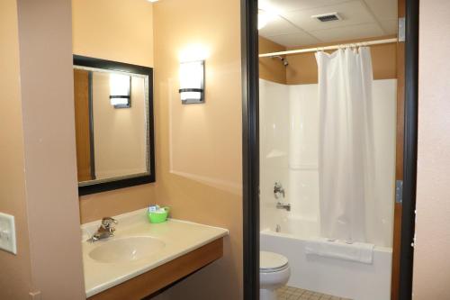 uma casa de banho com um lavatório, um WC e um chuveiro em Prairie Inn Holmen La Crosse Area em Holmen