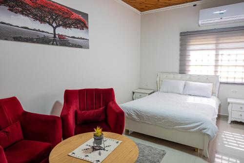1 dormitorio con 1 cama, 1 mesa y 1 silla en toptop1 en Majdal Shams