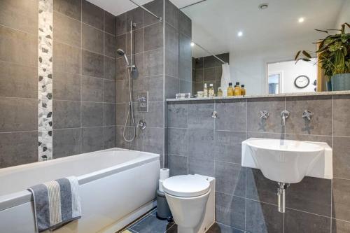 La salle de bains est pourvue d'une baignoire, de toilettes et d'un lavabo. dans l'établissement Luxury 2Bed Spacious Apartment- City Centre- Free Parking, à Birmingham