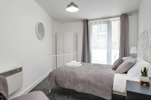 Katil atau katil-katil dalam bilik di Luxury 2Bed Spacious Apartment- City Centre- Free Parking
