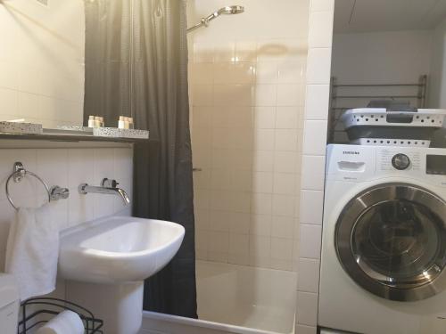 a bathroom with a washing machine and a sink at CHILL-OUT - Thredbo in Thredbo