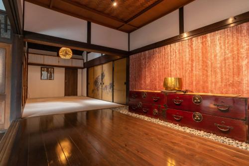 Habitación vacía con cama y suelo de madera. en Heritage Osaka, en Tondabayashi