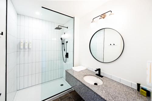 A bathroom at Waterton Glacier Suites