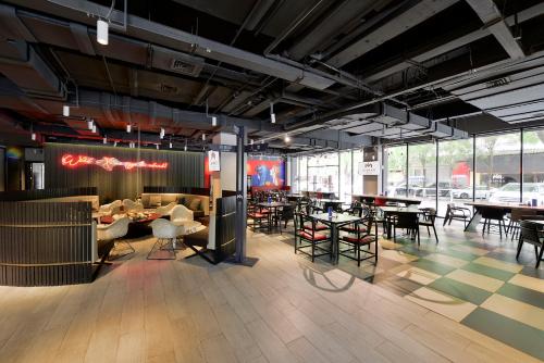 Ein Restaurant oder anderes Speiselokal in der Unterkunft Jinmao Hotel Xi'an Downtown ( Bell & Drum Tower) 