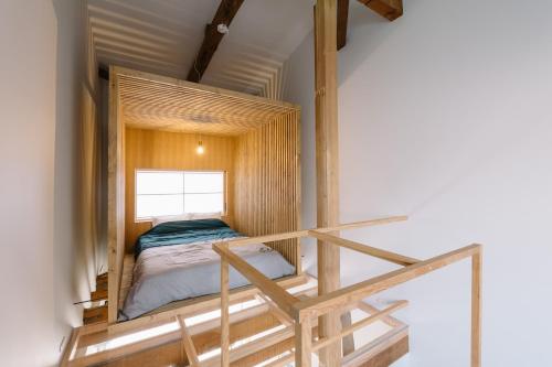A bed or beds in a room at koume no tonari コウメノトナリ