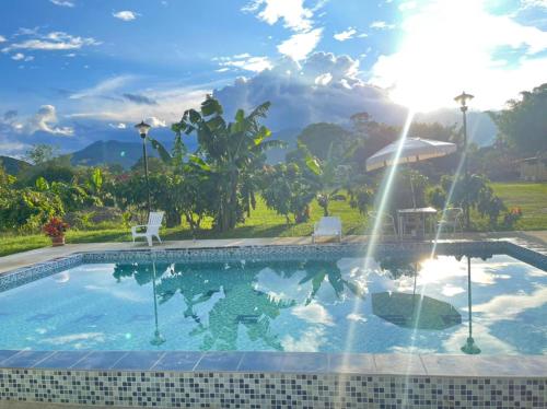 Hotel Campestre Campos Verdesの敷地内または近くにあるプール