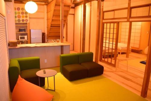 uma sala de estar com duas cadeiras e uma mesa em Hiyorian - Vacation STAY 11234 em Takamatsu