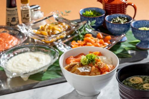 金澤的住宿－金澤ANA皇冠假日酒店，餐桌上放着一碗食物和其他食物
