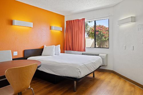 Llit o llits en una habitació de Carlsbad Village Inn