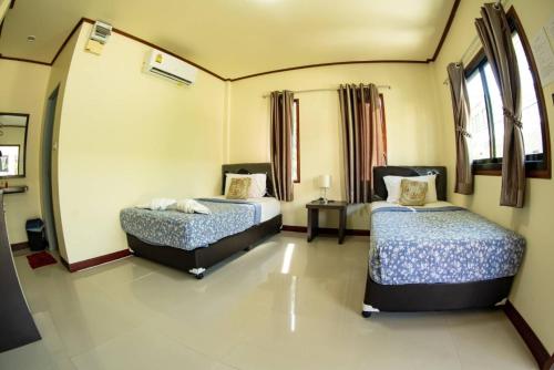 a room with two beds in a room at Tom Pizza Resort in Ko Samed