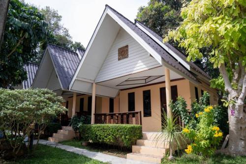 a house with a gambrel roof at Tom Pizza Resort in Ko Samed