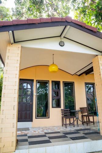 a small house with a patio at Tom Pizza Resort in Ko Samed
