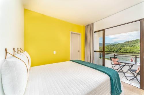 Un pat sau paturi într-o cameră la Rizzu Marina Hotel